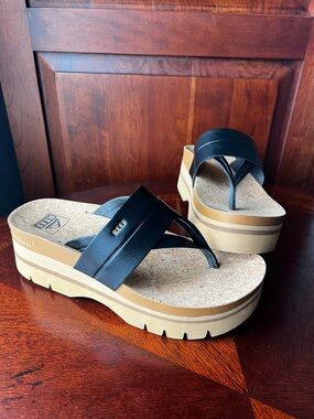 Women’s Reef Cushion Vista Hi Platform Thong Sandal, Cork Footbed, Size 7